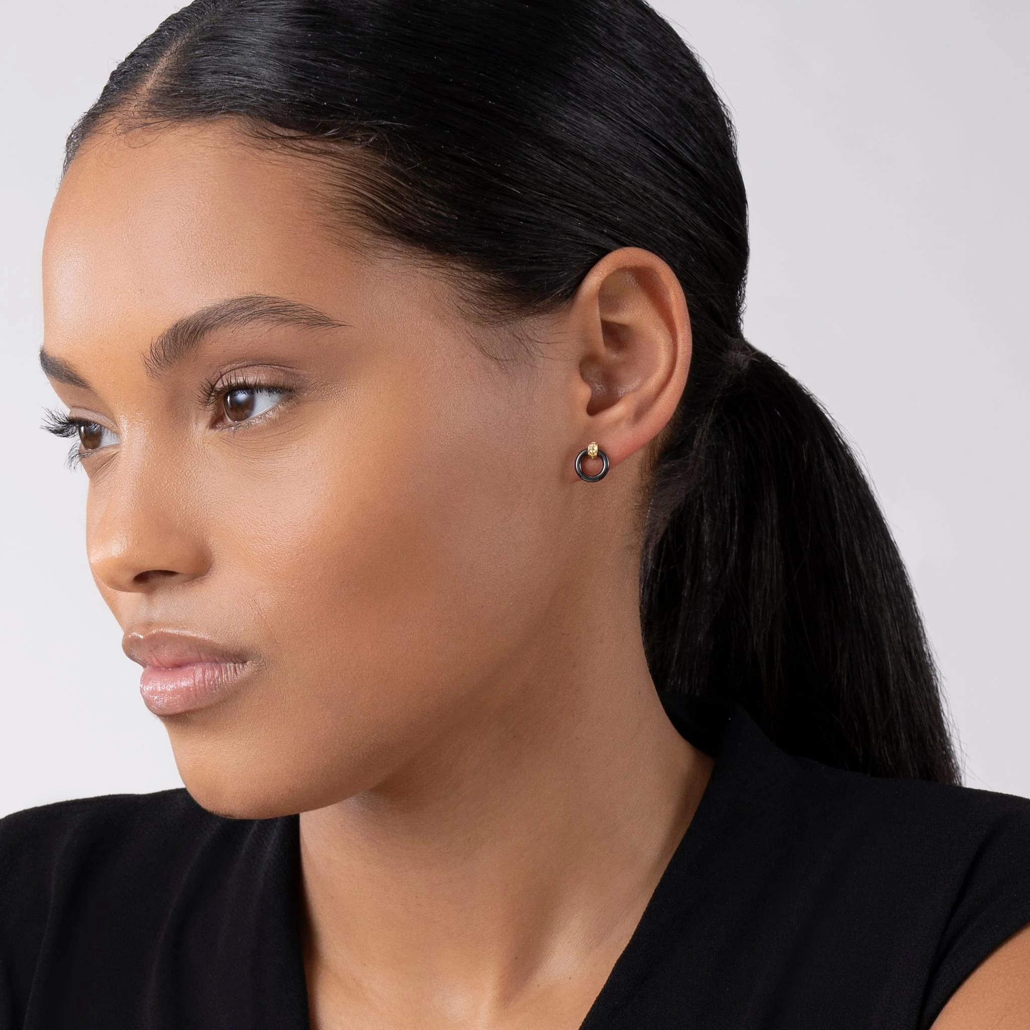 Meridian 18K Gold Black Ceramic Circle Stud Earrings - Image 2