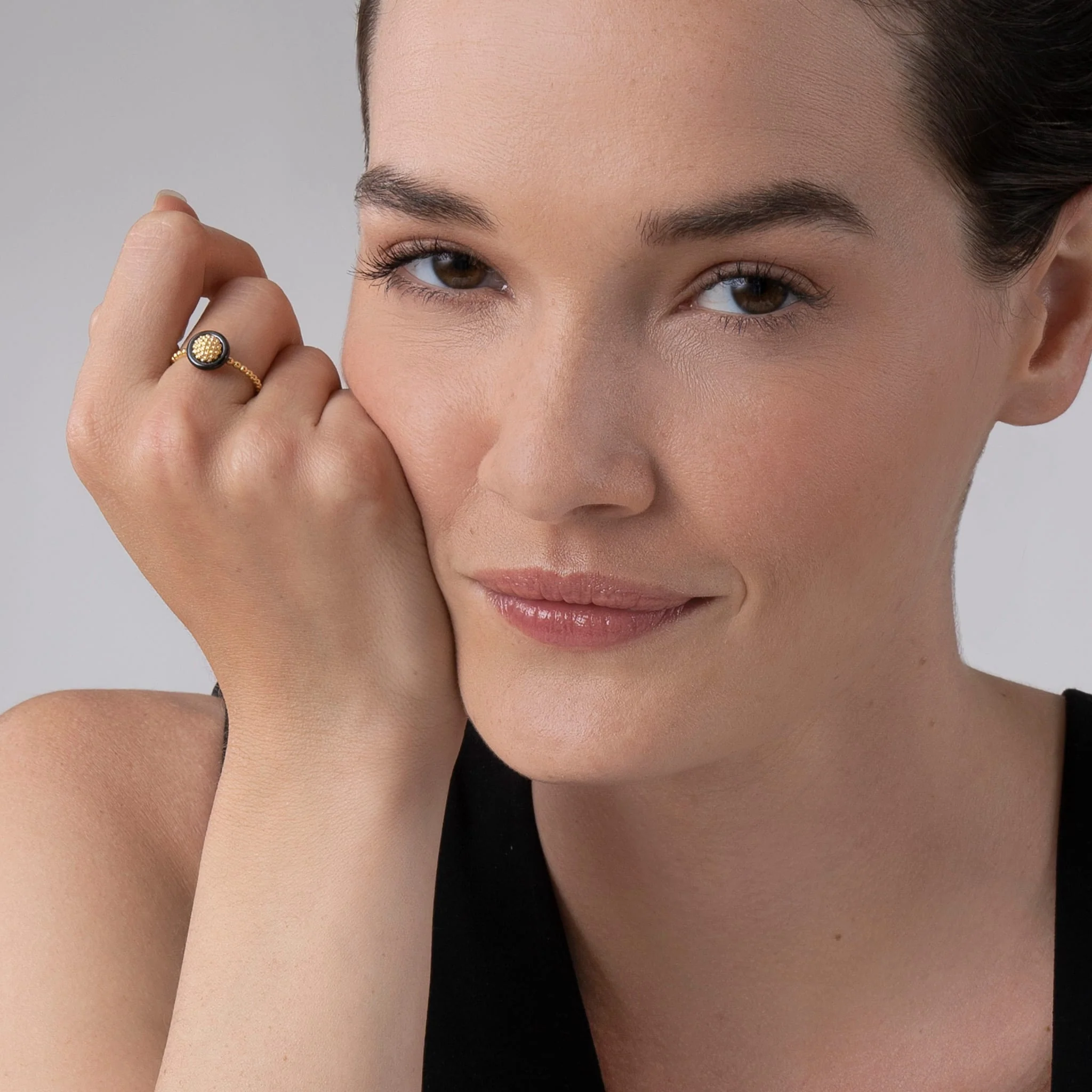 Meridian 18K Gold Caviar Black Ceramic Ring - Image 2
