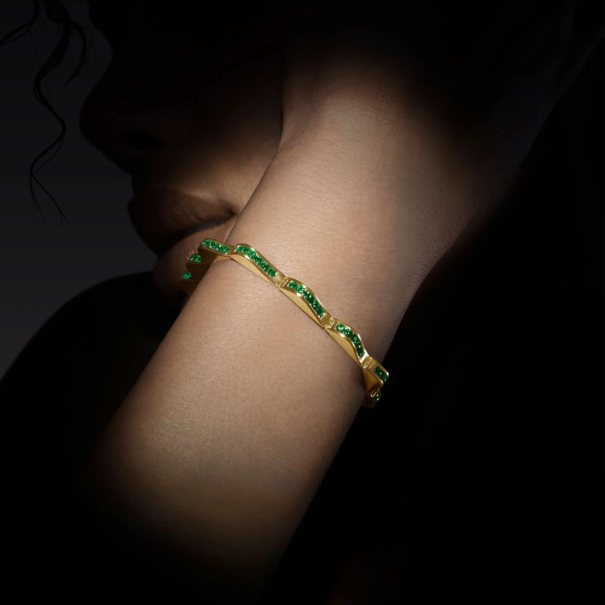 Studio 18K Gold Emerald Link Wave Bracelet - Image 2